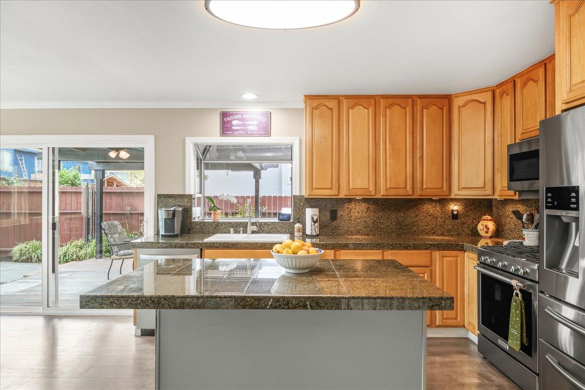 Detail Gallery Image 9 of 33 For 272 Los Palmos Way, San Jose,  CA 95119 - 5 Beds | 2/1 Baths