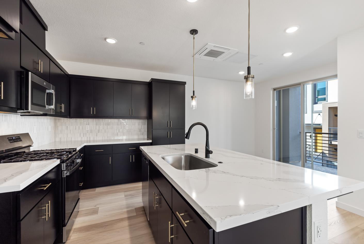 Detail Gallery Image 8 of 18 For 6710 Optimum Loop, San Jose,  CA 95119 - 3 Beds | 3 Baths