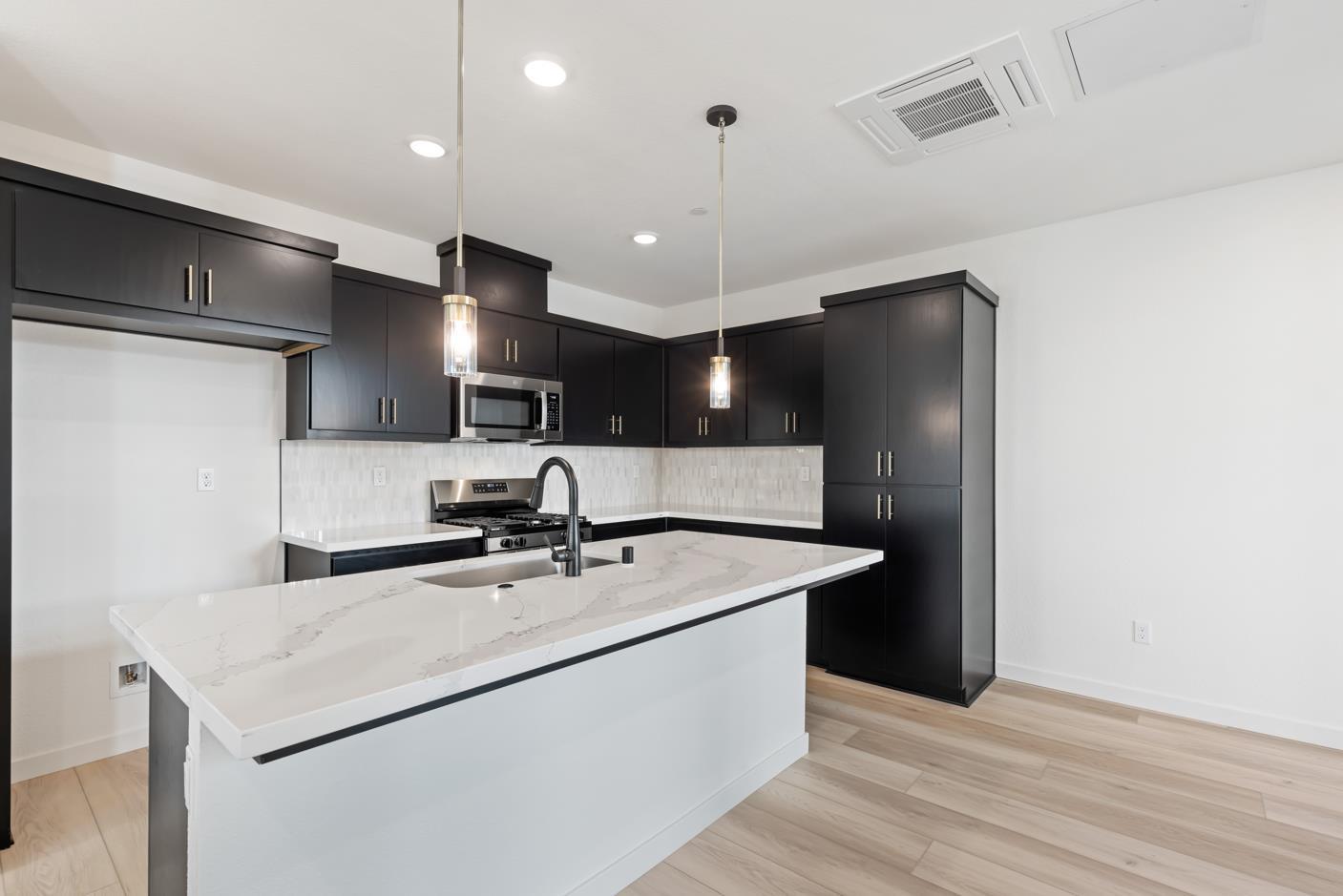 Detail Gallery Image 9 of 18 For 6710 Optimum Loop, San Jose,  CA 95119 - 3 Beds | 3 Baths