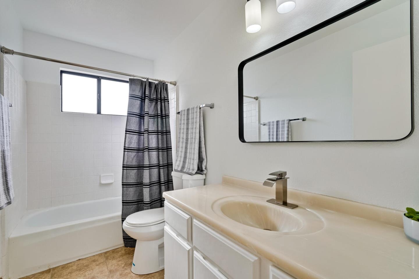 Detail Gallery Image 10 of 32 For 1134 Discovery Way, Concord,  CA 94521 - 4 Beds | 3 Baths