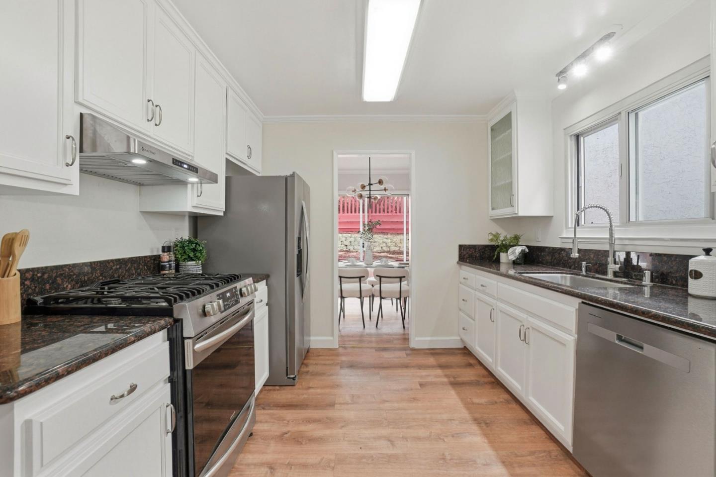 Detail Gallery Image 15 of 37 For 844 King Dr, Daly City,  CA 94015 - 3 Beds | 1/1 Baths