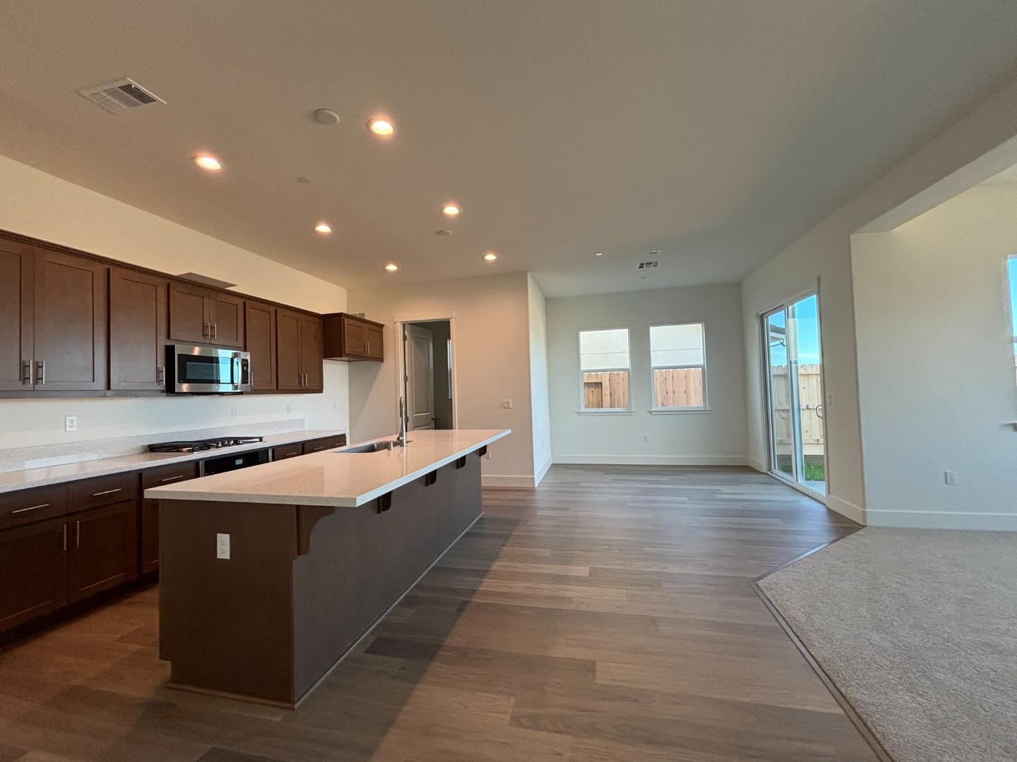 Detail Gallery Image 6 of 13 For 884 Carmelina Ct, Hollister,  CA 95023 - 3 Beds | 2 Baths