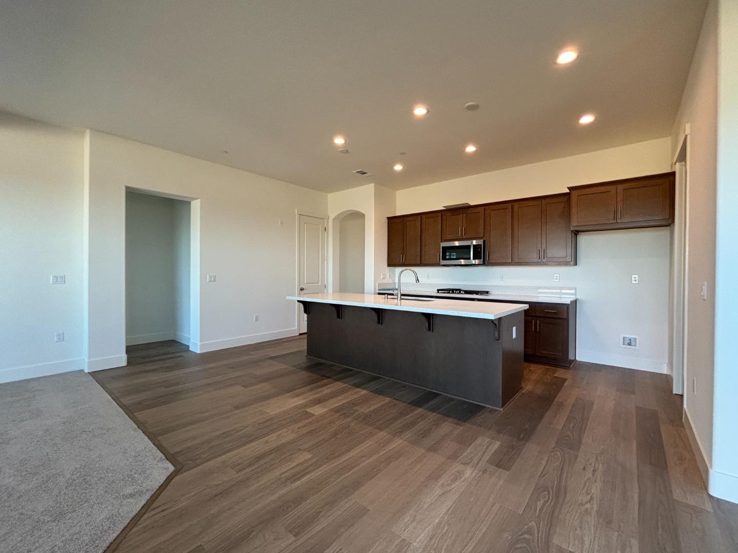 Detail Gallery Image 8 of 13 For 884 Carmelina Ct, Hollister,  CA 95023 - 3 Beds | 2 Baths