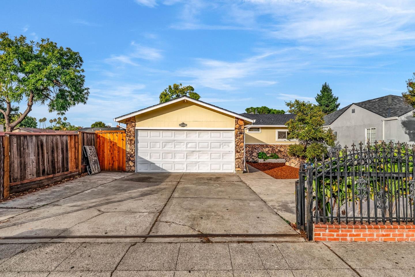 Detail Gallery Image 3 of 45 For 2243 Cooley Ave, East Palo Alto,  CA 94303 - 4 Beds | 2 Baths