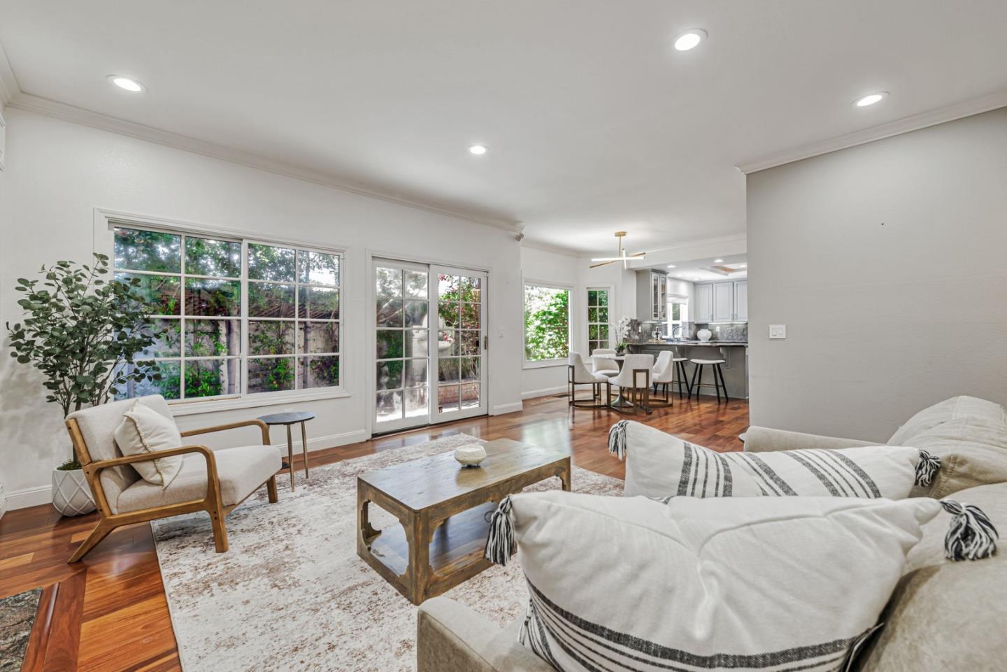 Detail Gallery Image 12 of 48 For 100 Danbury Ln, Redwood City,  CA 94061 - 4 Beds | 2/1 Baths