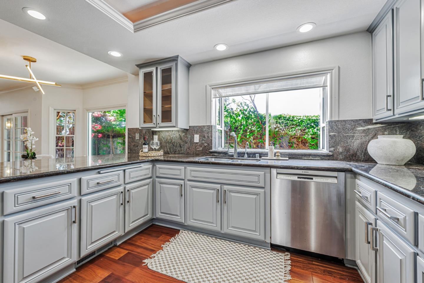 Detail Gallery Image 16 of 48 For 100 Danbury Ln, Redwood City,  CA 94061 - 4 Beds | 2/1 Baths