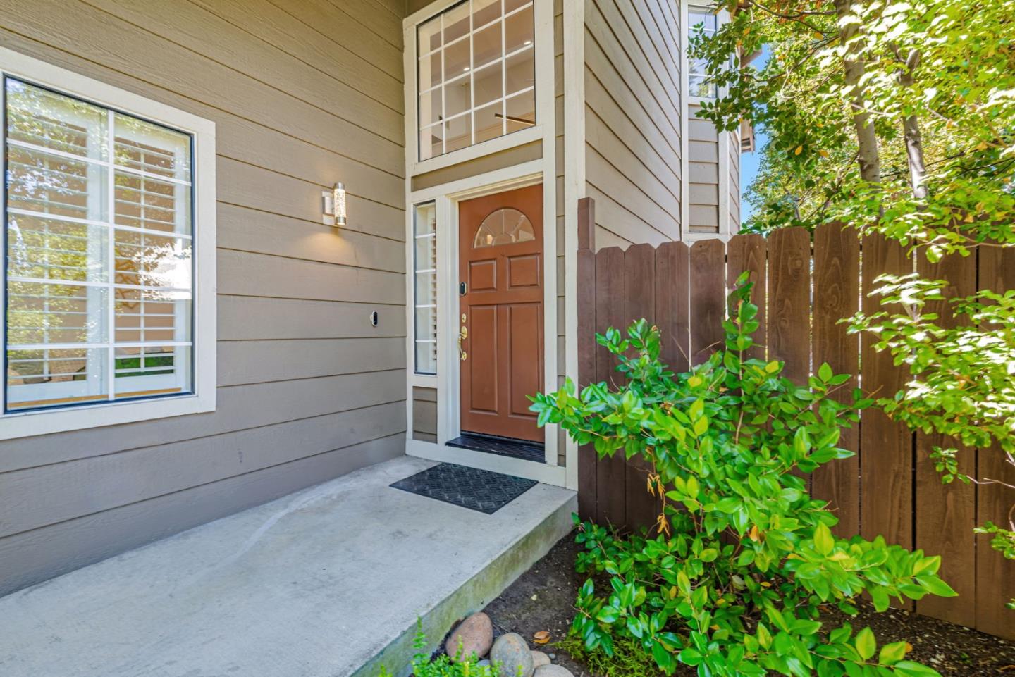 Detail Gallery Image 4 of 48 For 100 Danbury Ln, Redwood City,  CA 94061 - 4 Beds | 2/1 Baths