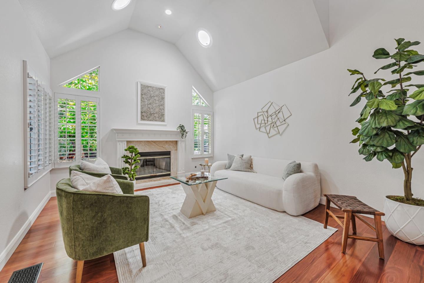 Detail Gallery Image 6 of 48 For 100 Danbury Ln, Redwood City,  CA 94061 - 4 Beds | 2/1 Baths