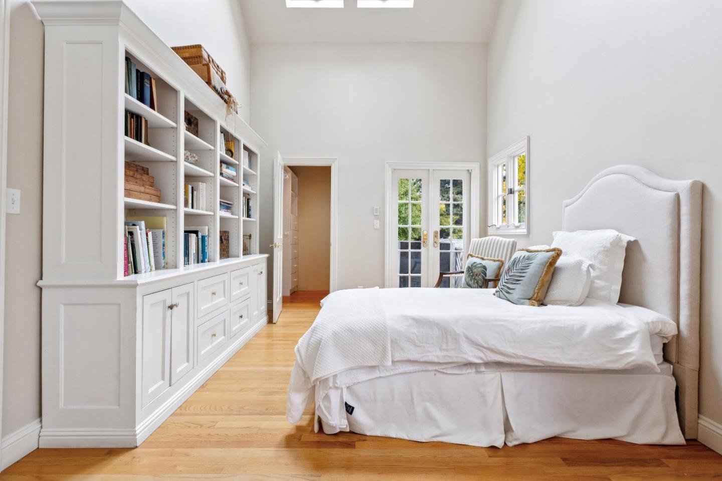 Detail Gallery Image 27 of 34 For 106 Pepper Ave, Burlingame,  CA 94010 - 3 Beds | 3 Baths