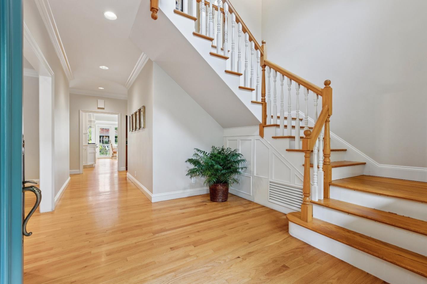 Detail Gallery Image 4 of 34 For 106 Pepper Ave, Burlingame,  CA 94010 - 3 Beds | 3 Baths