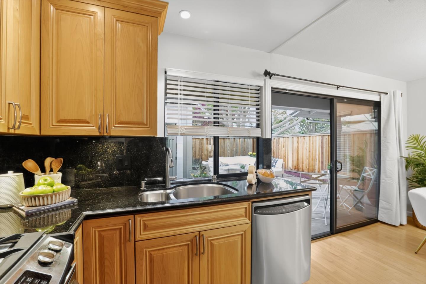 Detail Gallery Image 10 of 30 For 1590 East Lake Dr, San Jose,  CA 95126 - 2 Beds | 2 Baths