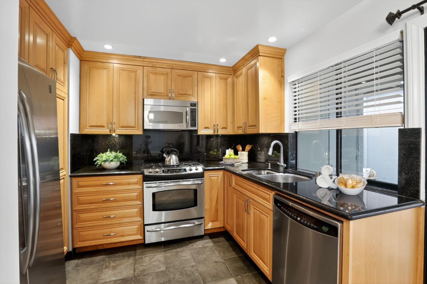 Detail Gallery Image 8 of 30 For 1590 East Lake Dr, San Jose,  CA 95126 - 2 Beds | 2 Baths