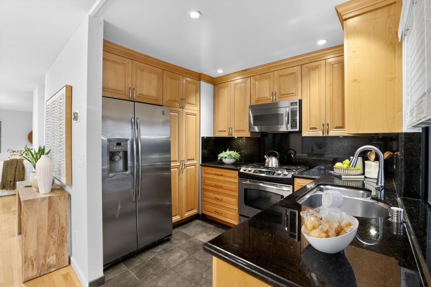 Detail Gallery Image 9 of 30 For 1590 East Lake Dr, San Jose,  CA 95126 - 2 Beds | 2 Baths