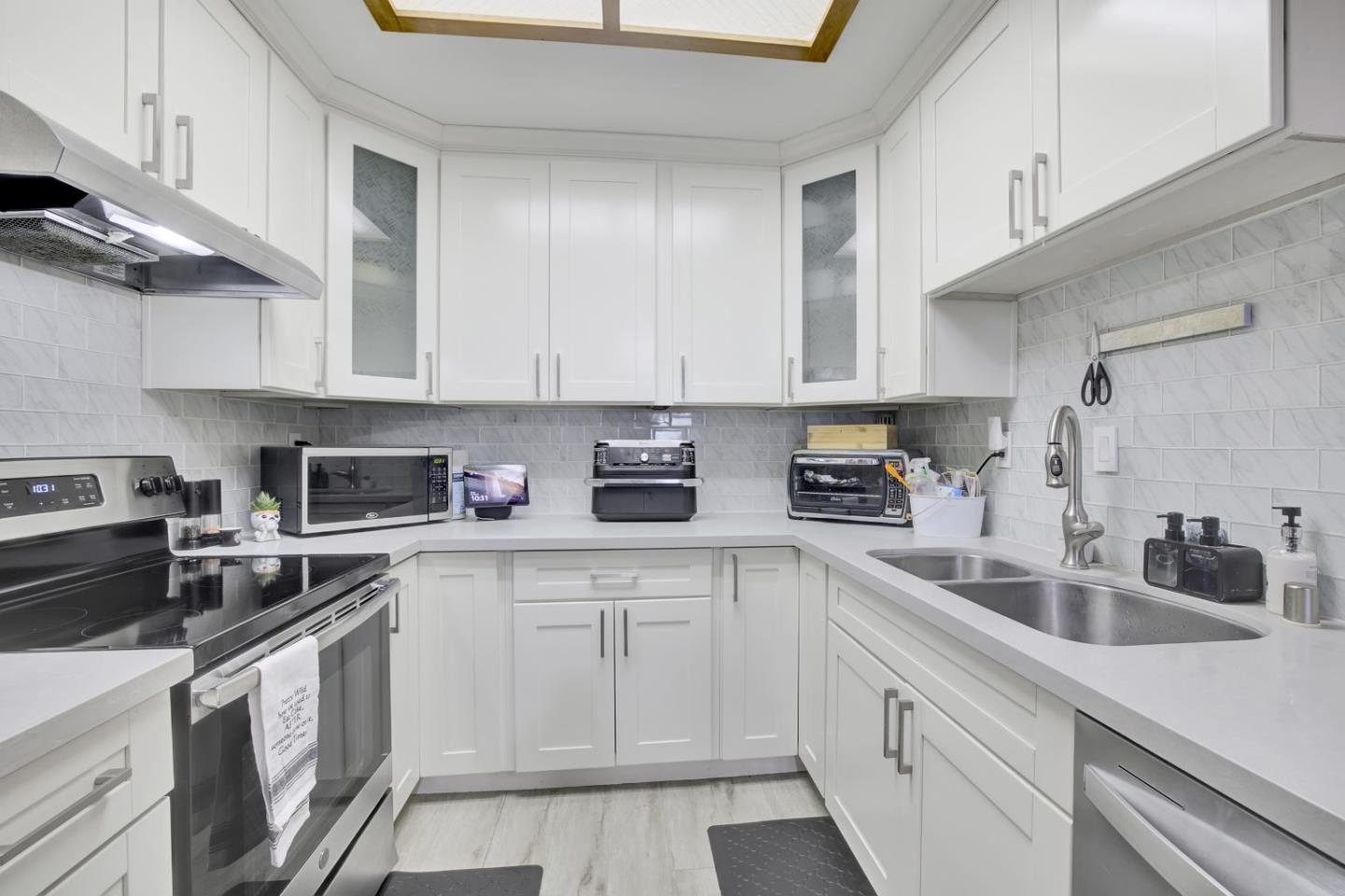 Detail Gallery Image 3 of 15 For 413 Kenbrook Cir, San Jose,  CA 95111 - 2 Beds | 2 Baths