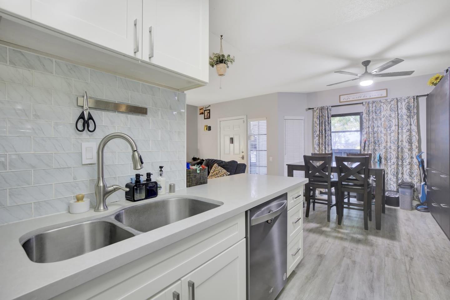 Detail Gallery Image 5 of 15 For 413 Kenbrook Cir, San Jose,  CA 95111 - 2 Beds | 2 Baths