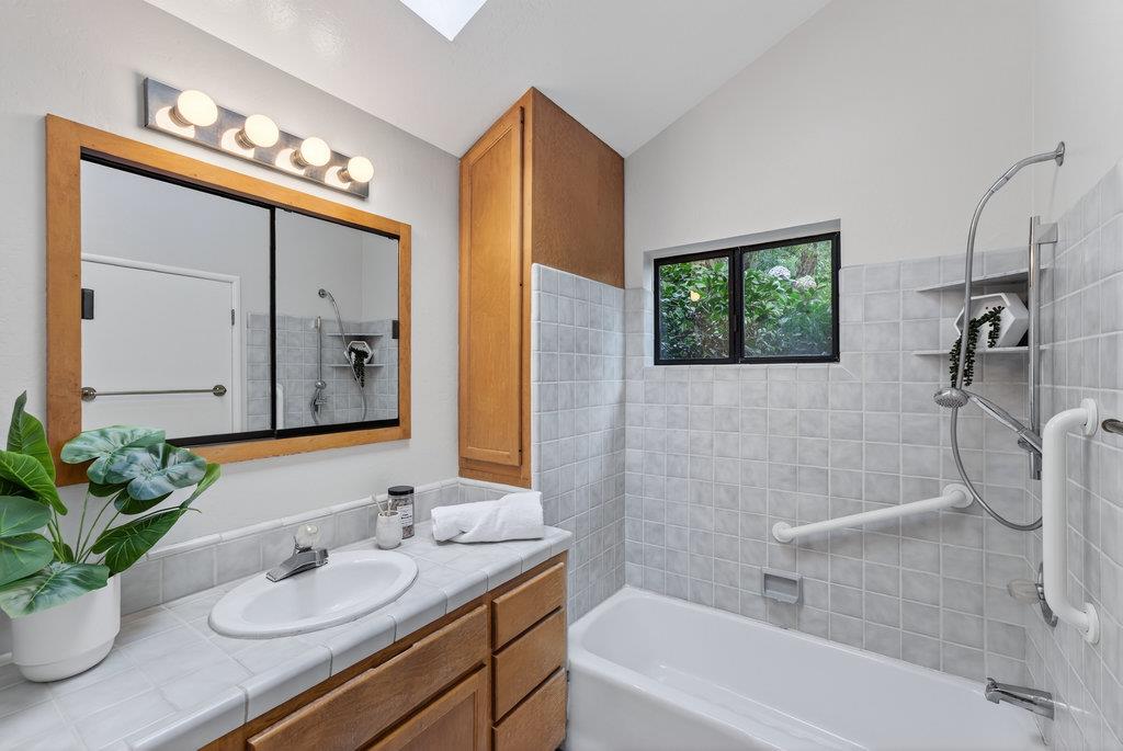 Detail Gallery Image 27 of 55 For 118 Las Ondas Ct, Santa Cruz,  CA 95060 - 3 Beds | 2 Baths