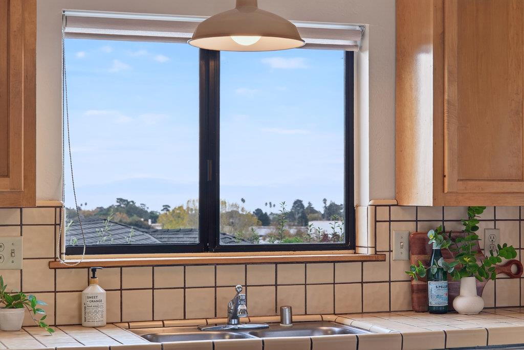 Detail Gallery Image 9 of 55 For 118 Las Ondas Ct, Santa Cruz,  CA 95060 - 3 Beds | 2 Baths