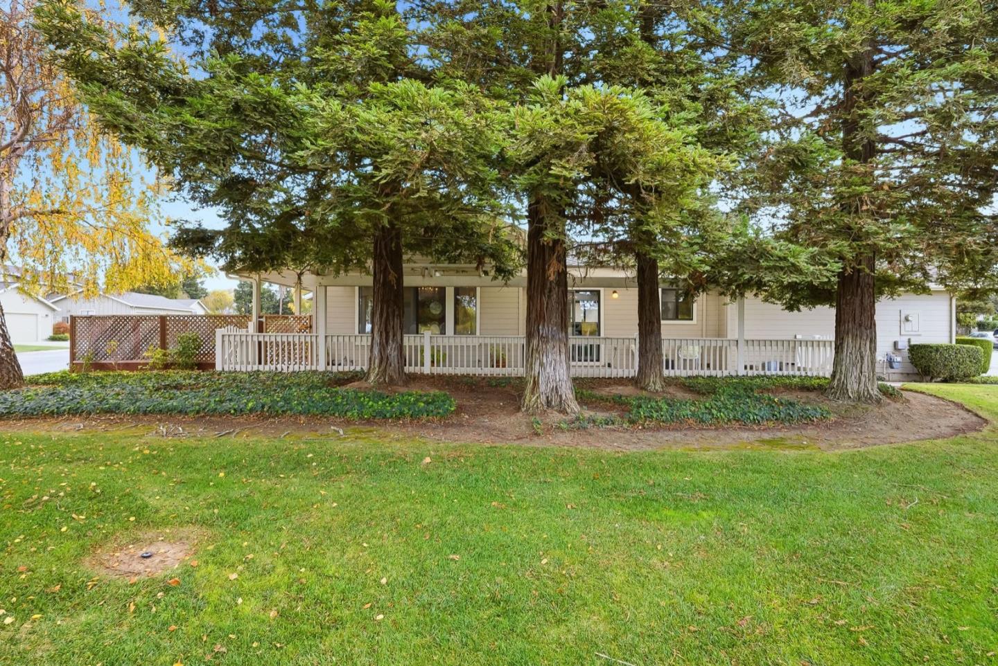 Detail Gallery Image 3 of 25 For 660 Helen Dr, Hollister,  CA 95023 - 2 Beds | 2 Baths