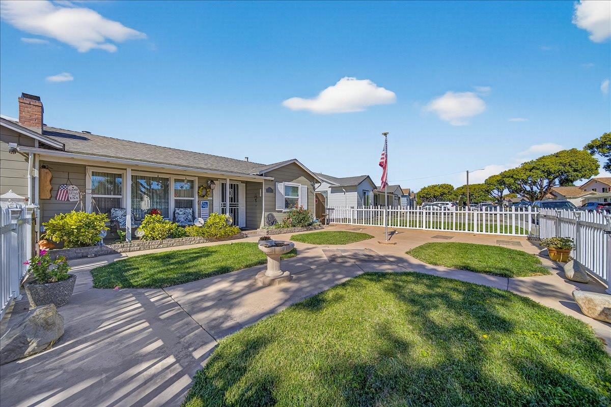 Detail Gallery Image 4 of 35 For 221 Tapadero St, Salinas,  CA 93906 - 3 Beds | 2 Baths