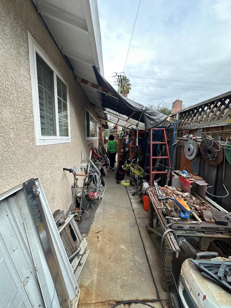 Detail Gallery Image 9 of 11 For 2462 Meridian Ave, San Jose,  CA 95124 - 3 Beds | 2 Baths