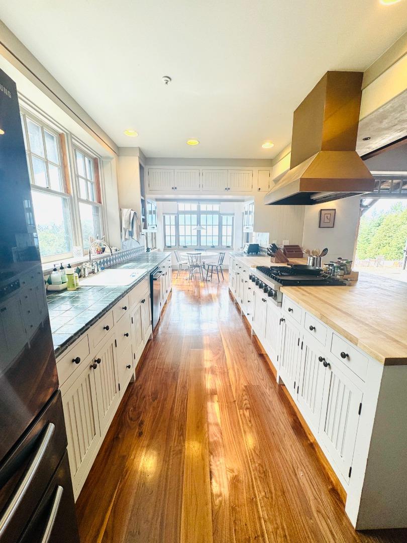 Detail Gallery Image 6 of 20 For 1411 Native Sons Rd, Redwood City,  CA 94062 - 4 Beds | 3/1 Baths