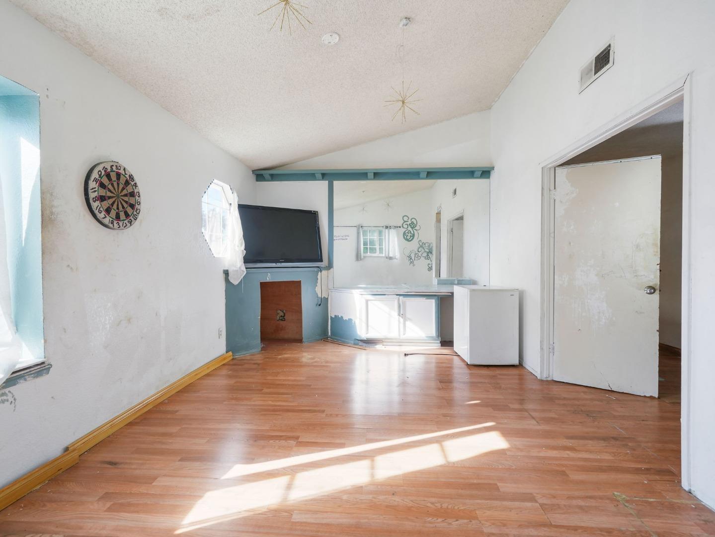 Detail Gallery Image 10 of 19 For 1599 Clampett Way, San Jose,  CA 95131 - 4 Beds | 2/1 Baths