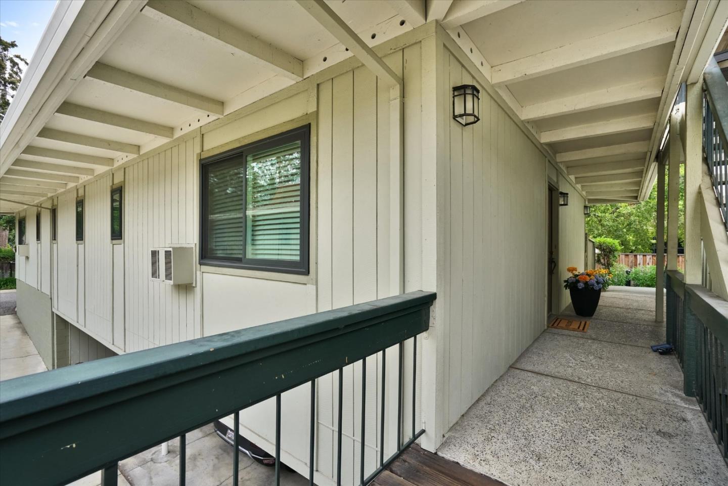 Detail Gallery Image 3 of 39 For 1070 Mercedes Ave #2,  Los Altos,  CA 94022 - 2 Beds | 2 Baths