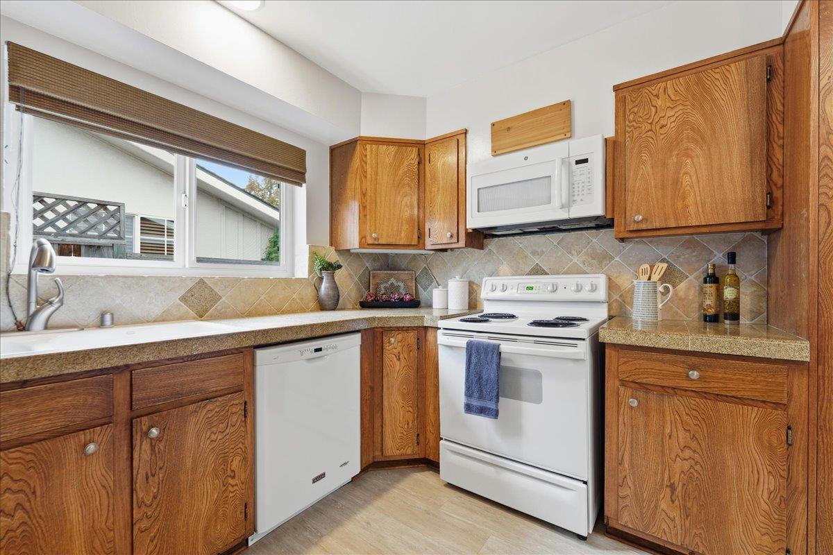 Detail Gallery Image 9 of 26 For 4694 Strawberry Park Dr, San Jose,  CA 95129 - 3 Beds | 2 Baths