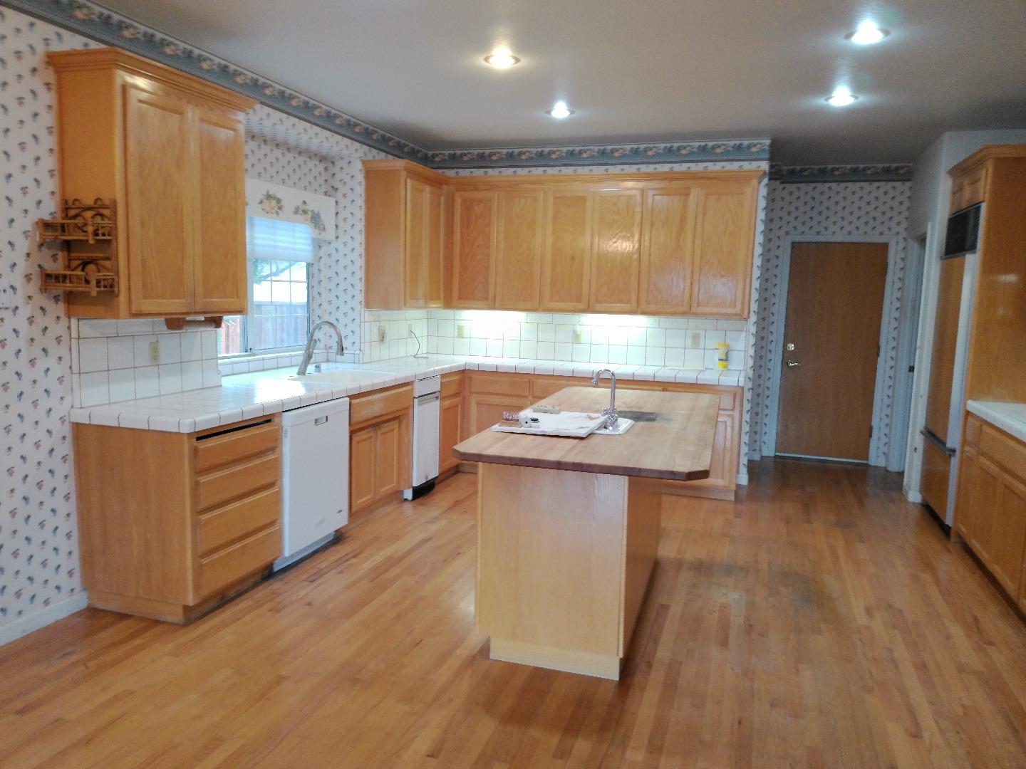 Detail Gallery Image 10 of 25 For 1388 Sonnys Way, Hollister,  CA 95023 - 3 Beds | 3/1 Baths