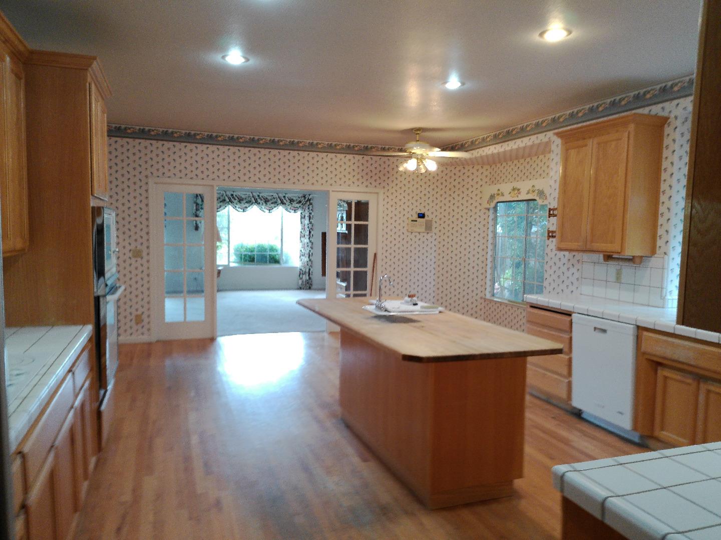 Detail Gallery Image 11 of 25 For 1388 Sonnys Way, Hollister,  CA 95023 - 3 Beds | 3/1 Baths