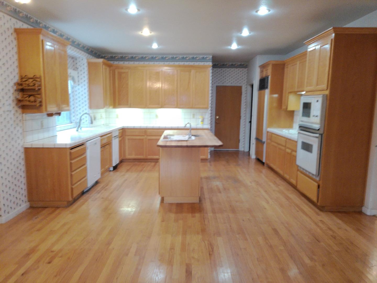 Detail Gallery Image 8 of 25 For 1388 Sonnys Way, Hollister,  CA 95023 - 3 Beds | 3/1 Baths