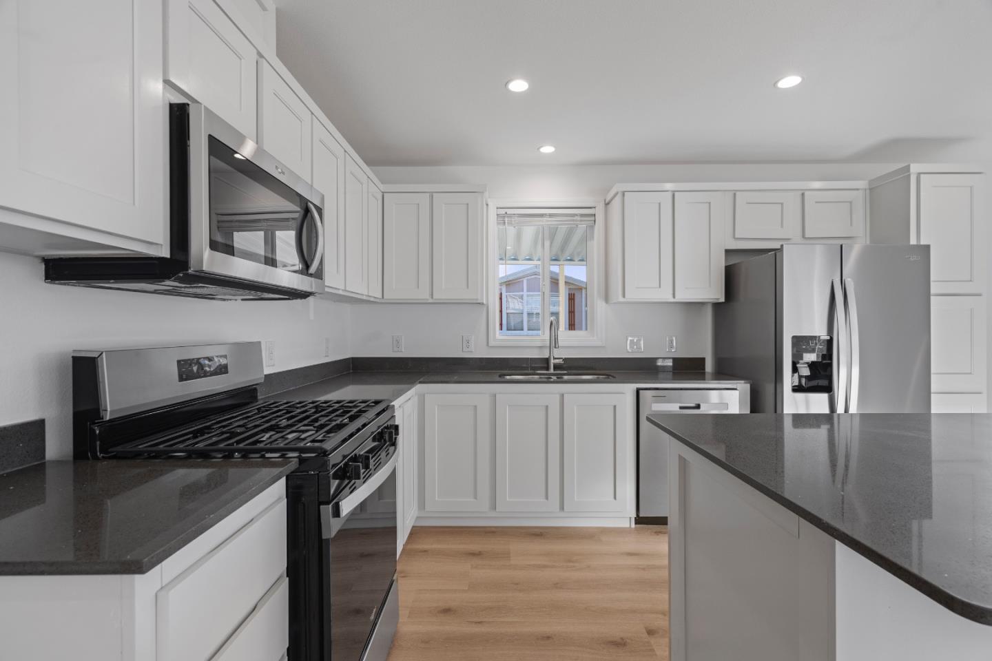 Detail Gallery Image 12 of 25 For 144 Holm Rd #120,  Watsonville,  CA 95076 - 3 Beds | 2 Baths