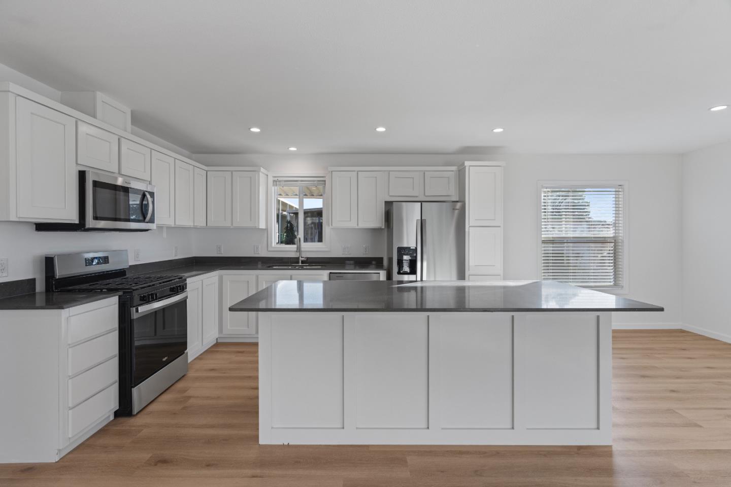 Detail Gallery Image 14 of 25 For 144 Holm Rd #120,  Watsonville,  CA 95076 - 3 Beds | 2 Baths