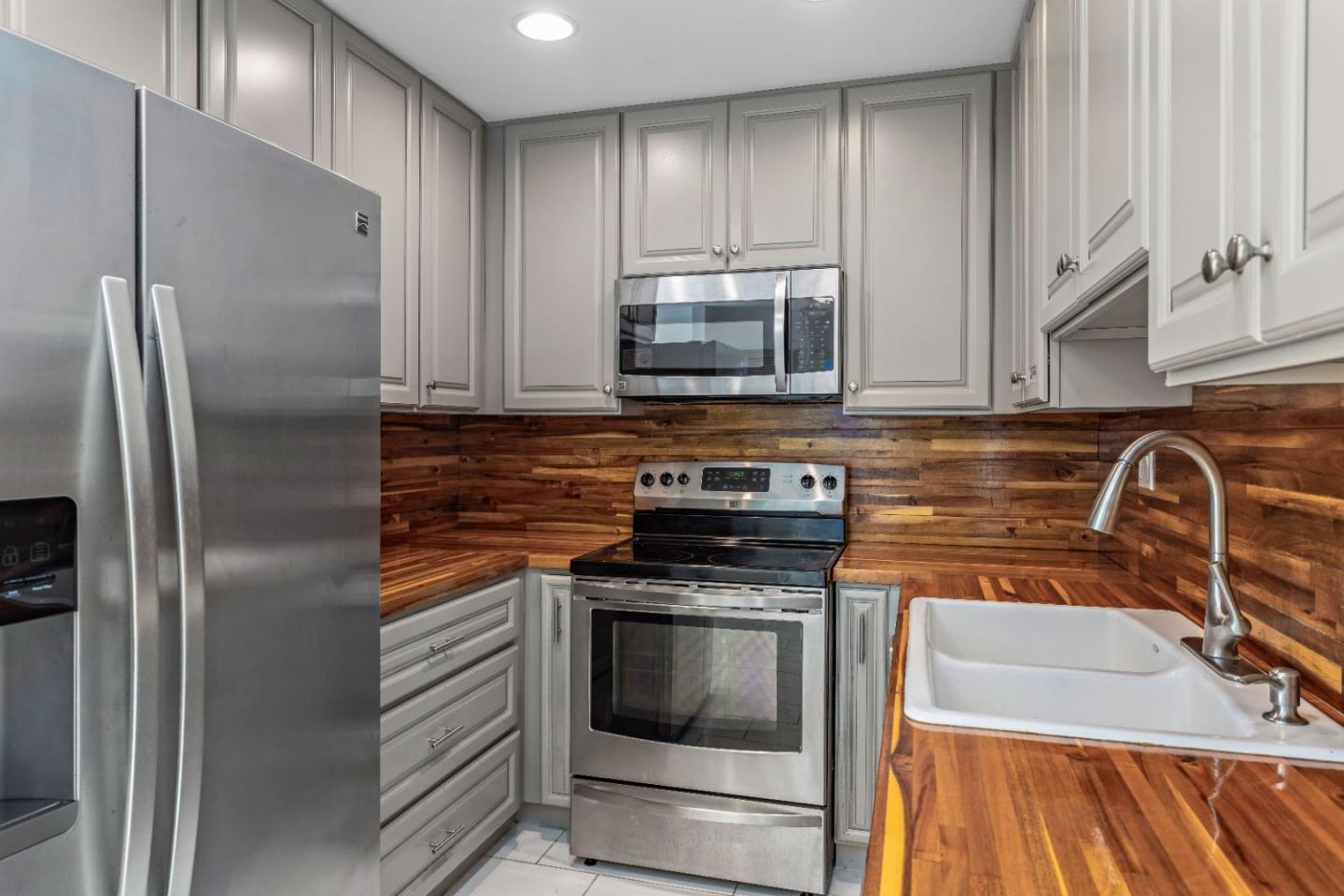 Detail Gallery Image 2 of 23 For 5510 Armitos Ave #4,  Goleta,  CA 93117 - 1 Beds | 1 Baths