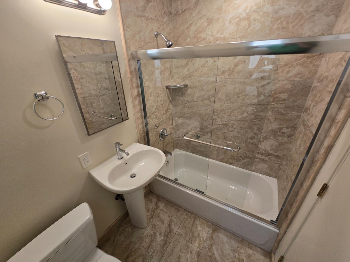 Detail Gallery Image 13 of 16 For 801 Fairfield Rd #6,  Burlingame,  CA 94010 - 1 Beds | 1 Baths