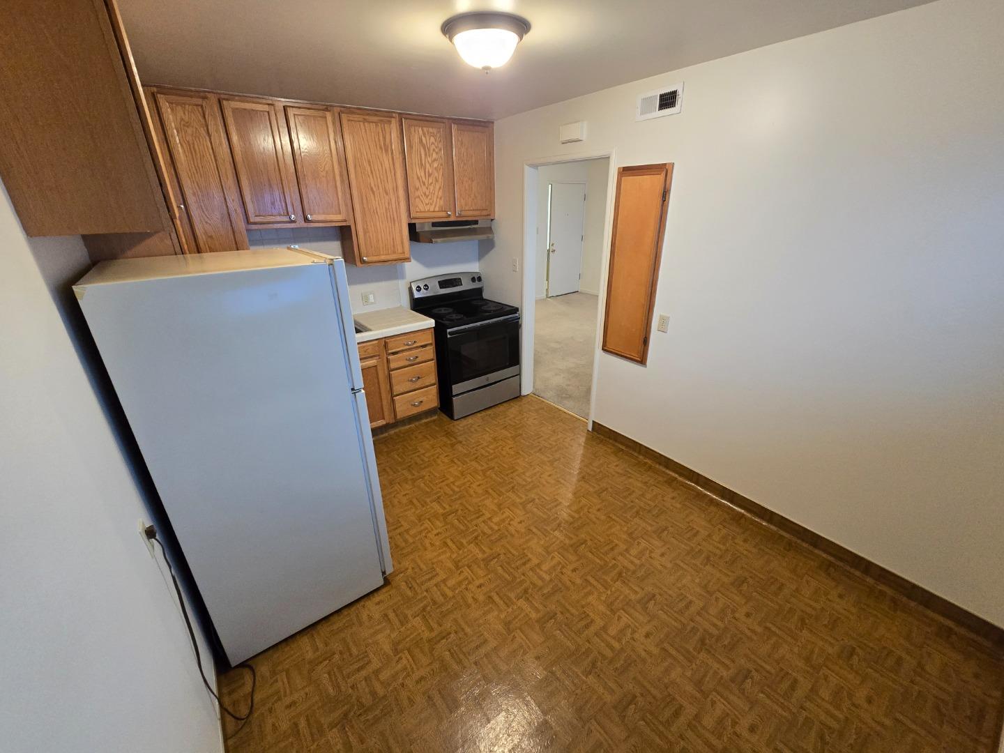 Detail Gallery Image 6 of 16 For 801 Fairfield Rd #6,  Burlingame,  CA 94010 - 1 Beds | 1 Baths