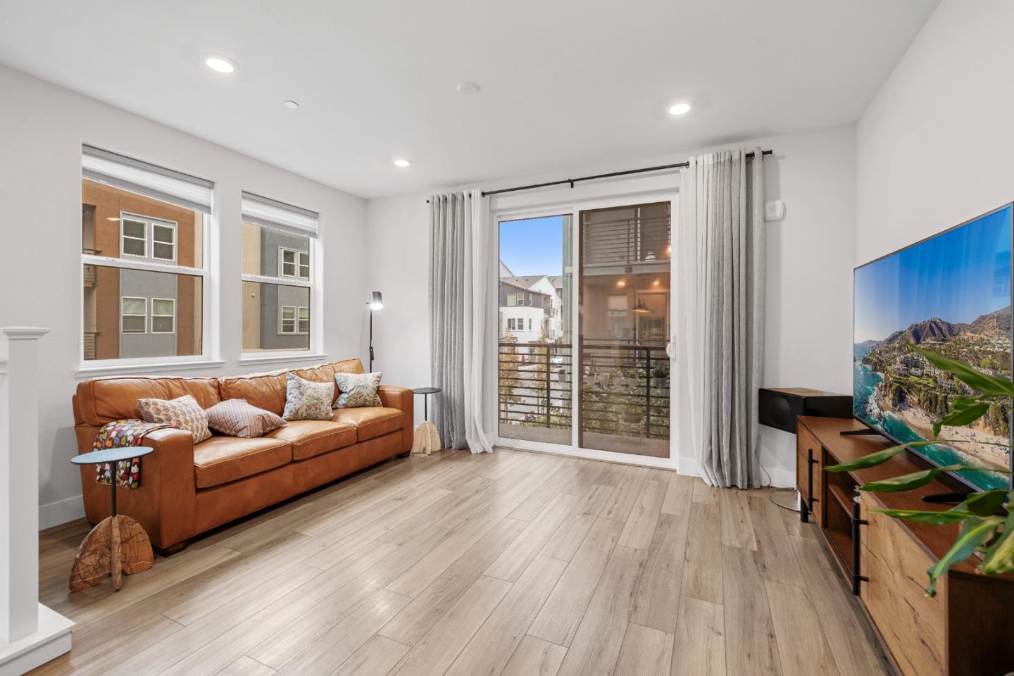 Detail Gallery Image 14 of 41 For 581 Yale Way, San Jose,  CA 95117 - 3 Beds | 2/1 Baths