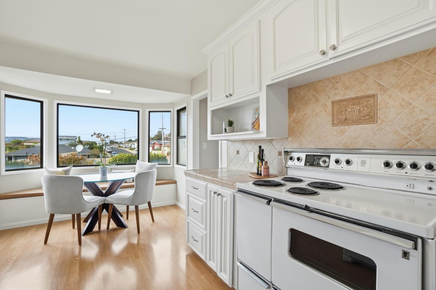 Detail Gallery Image 13 of 46 For 33 Lilac Ln, South San Francisco,  CA 94080 - 4 Beds | 2 Baths