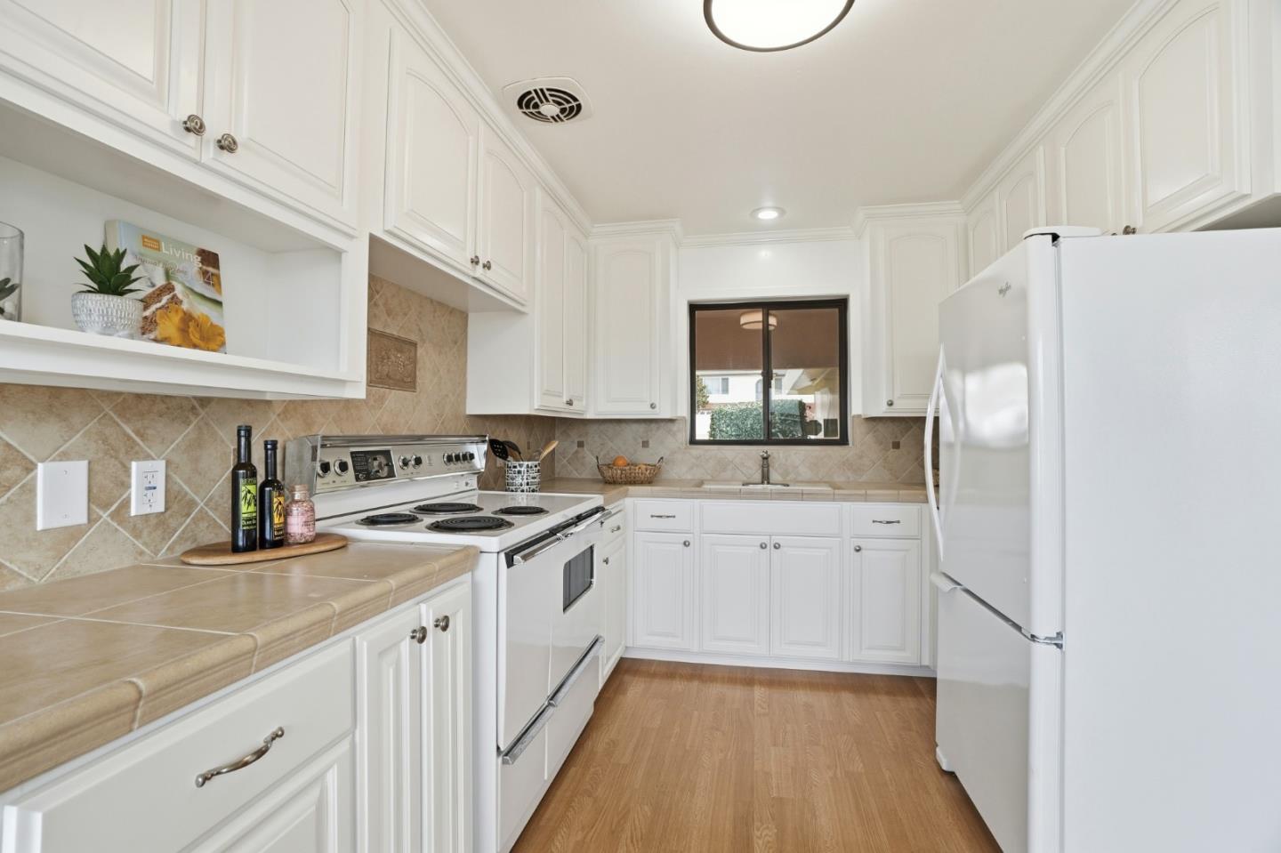 Detail Gallery Image 14 of 46 For 33 Lilac Ln, South San Francisco,  CA 94080 - 4 Beds | 2 Baths