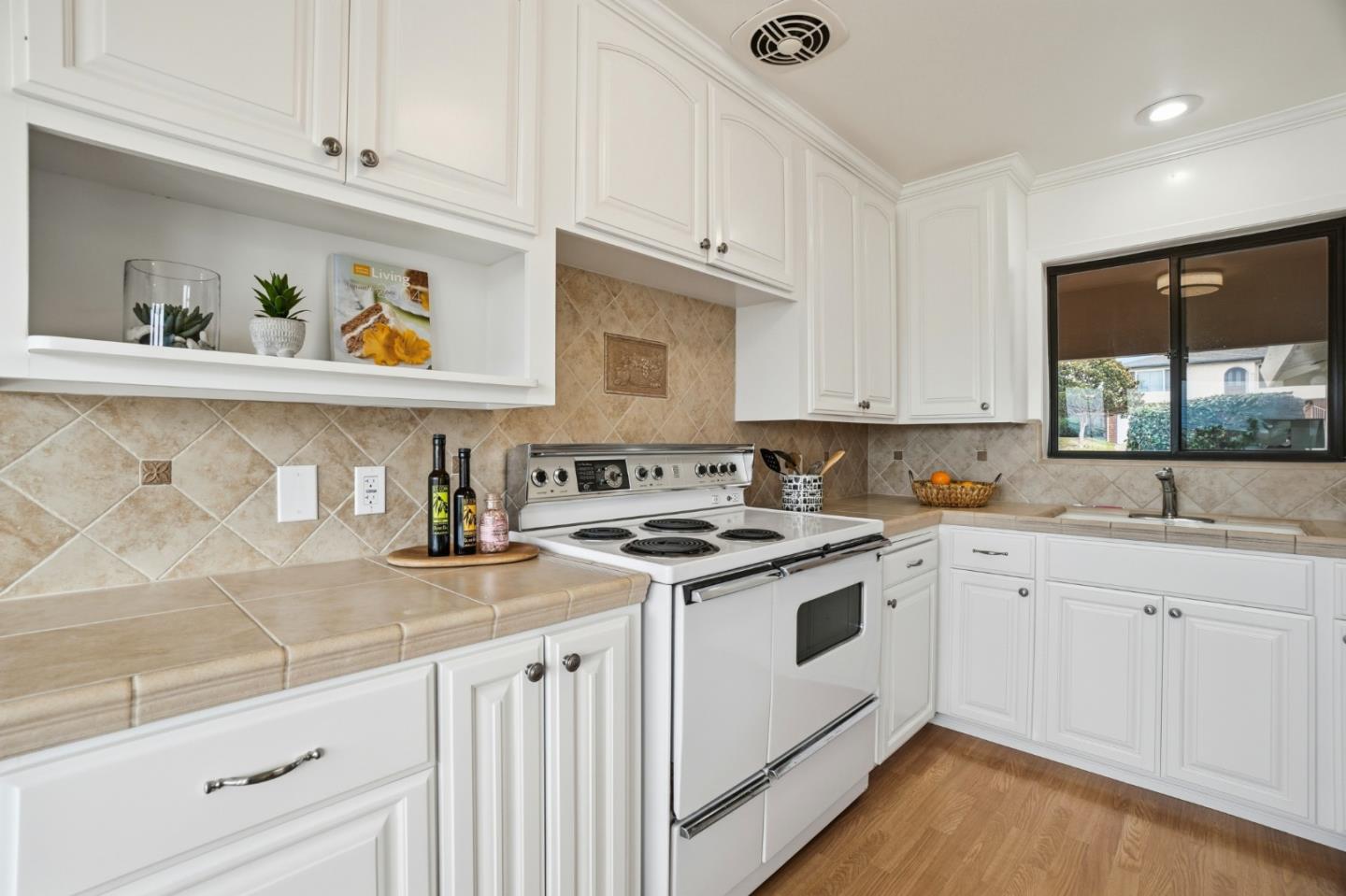 Detail Gallery Image 15 of 46 For 33 Lilac Ln, South San Francisco,  CA 94080 - 4 Beds | 2 Baths