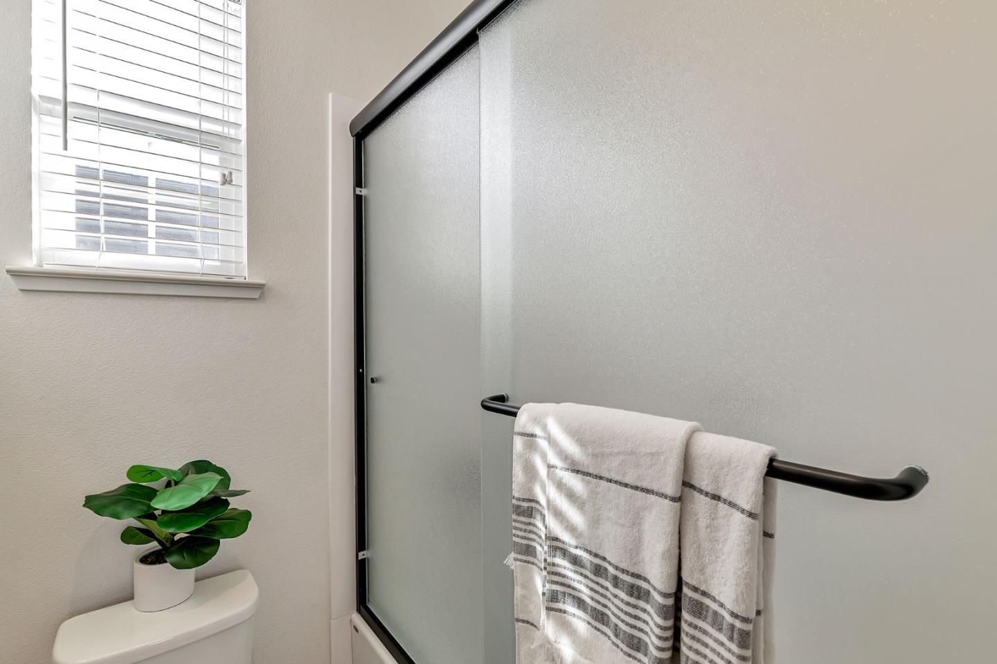 Detail Gallery Image 15 of 79 For 5050 Bonanza Dr, Fremont,  CA 94555 - 4 Beds | 3/1 Baths