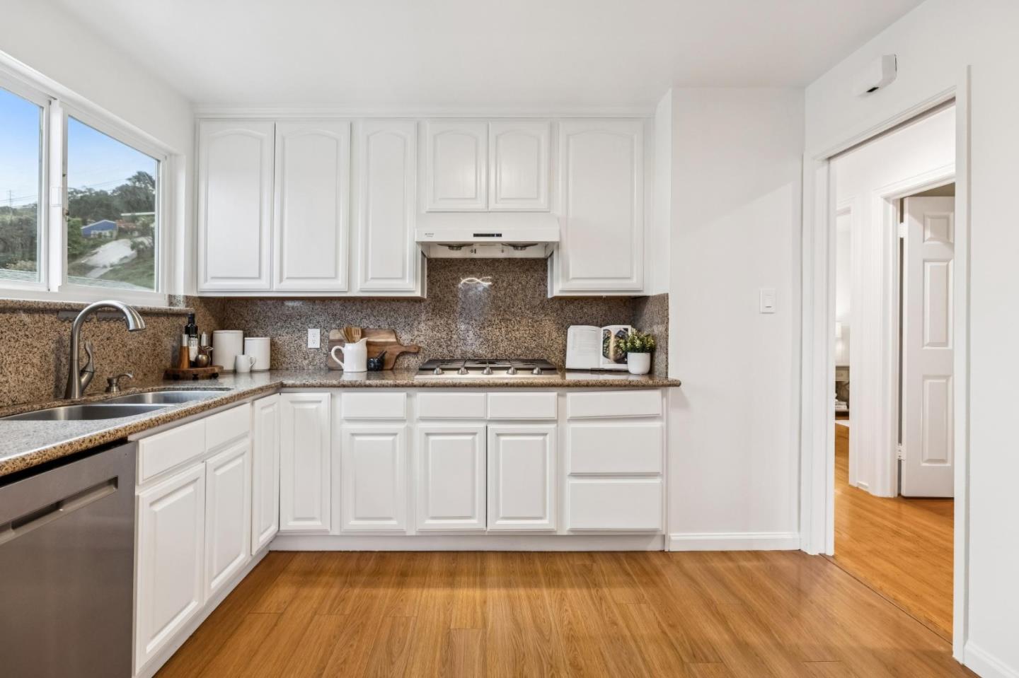 Detail Gallery Image 11 of 41 For 259 Canyon Dr, Daly City,  CA 94014 - 5 Beds | 3 Baths