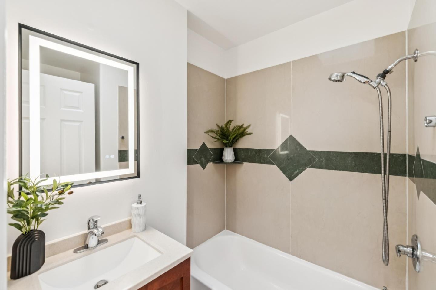 Detail Gallery Image 22 of 41 For 259 Canyon Dr, Daly City,  CA 94014 - 5 Beds | 3 Baths