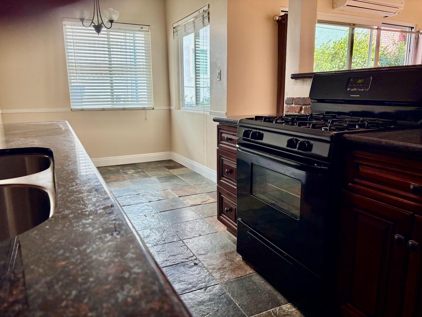 Detail Gallery Image 17 of 31 For 11719 Mayfield Ave Apt 1,  Los Angeles,  CA 90049 - 2 Beds | 1 Baths