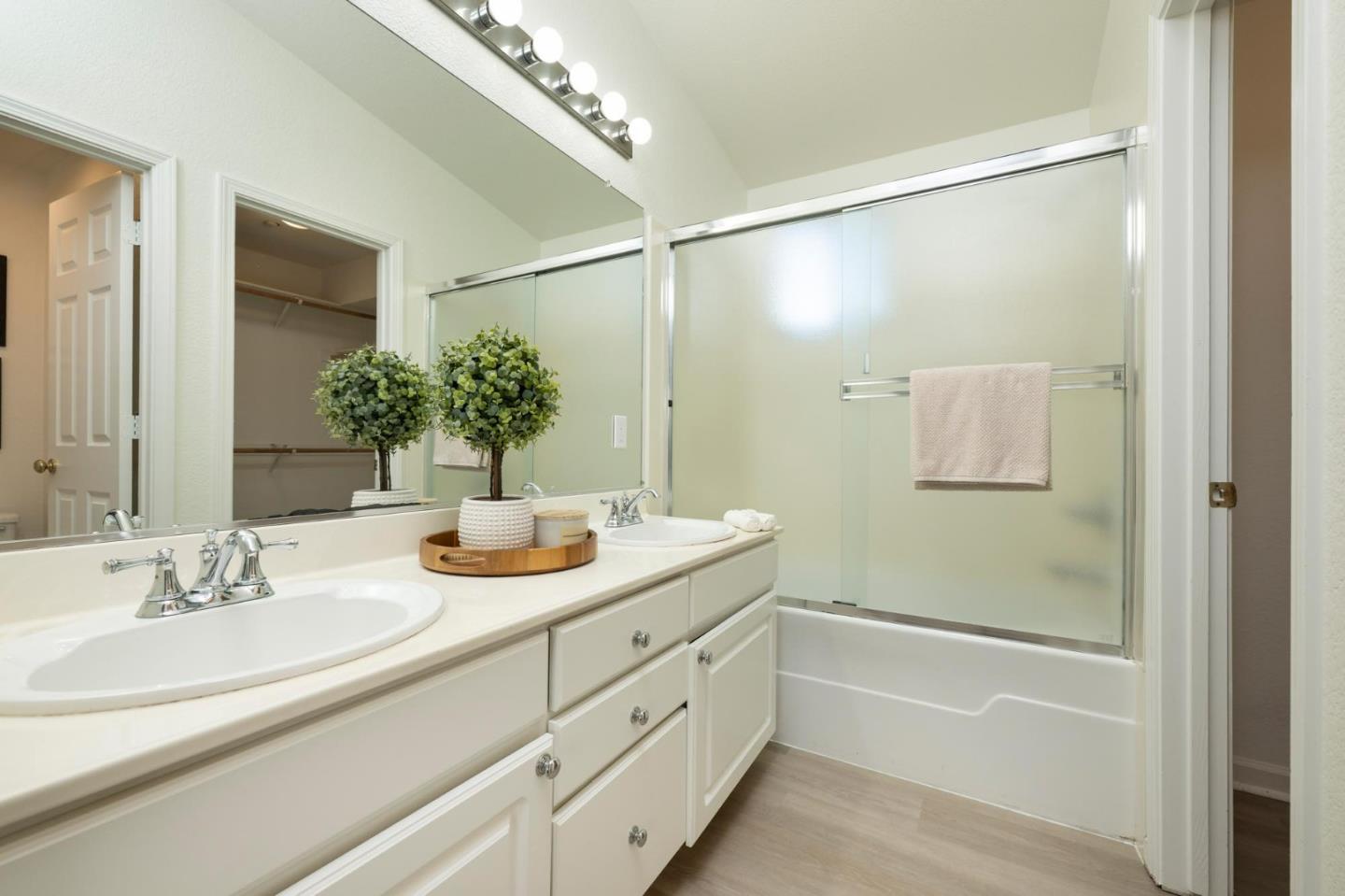 Detail Gallery Image 14 of 23 For 106 Camerota Way, Redwood Shores,  CA 94065 - 3 Beds | 2/1 Baths