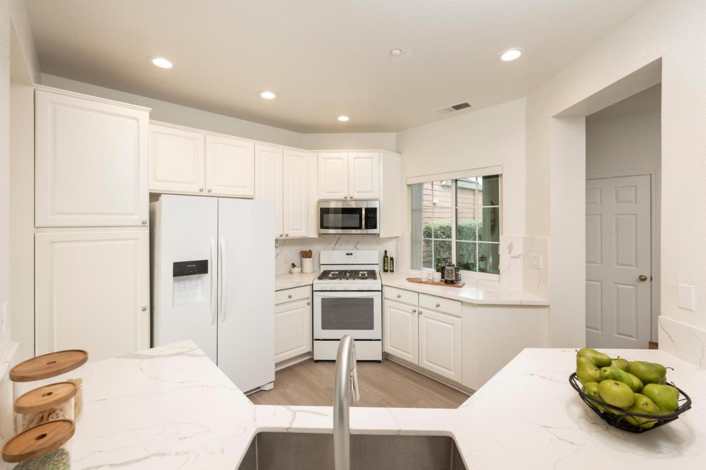 Detail Gallery Image 3 of 23 For 106 Camerota Way, Redwood Shores,  CA 94065 - 3 Beds | 2/1 Baths