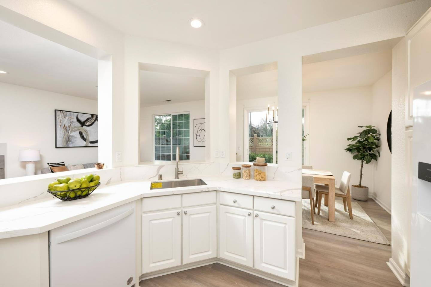 Detail Gallery Image 4 of 23 For 106 Camerota Way, Redwood Shores,  CA 94065 - 3 Beds | 2/1 Baths