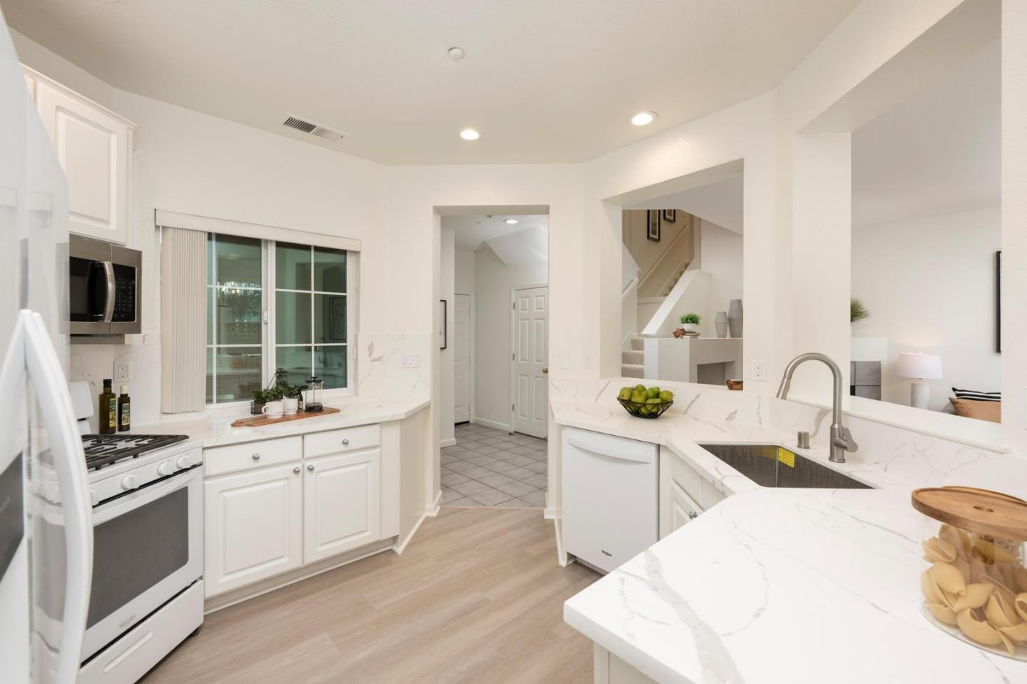 Detail Gallery Image 5 of 23 For 106 Camerota Way, Redwood Shores,  CA 94065 - 3 Beds | 2/1 Baths