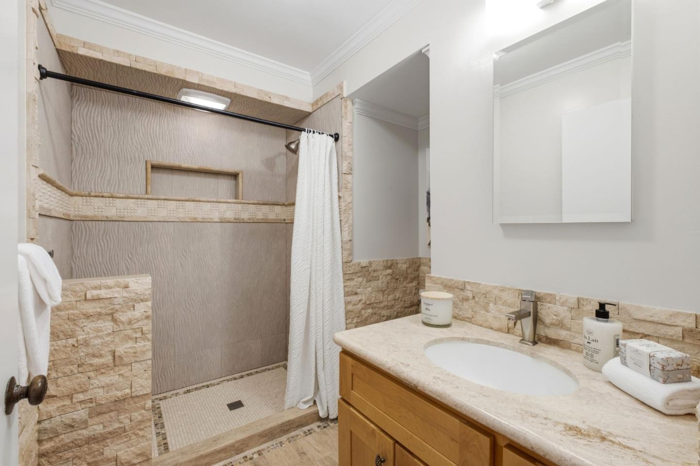 Detail Gallery Image 32 of 42 For 711 W California Way, Redwood City,  CA 94062 - 3 Beds | 3/1 Baths