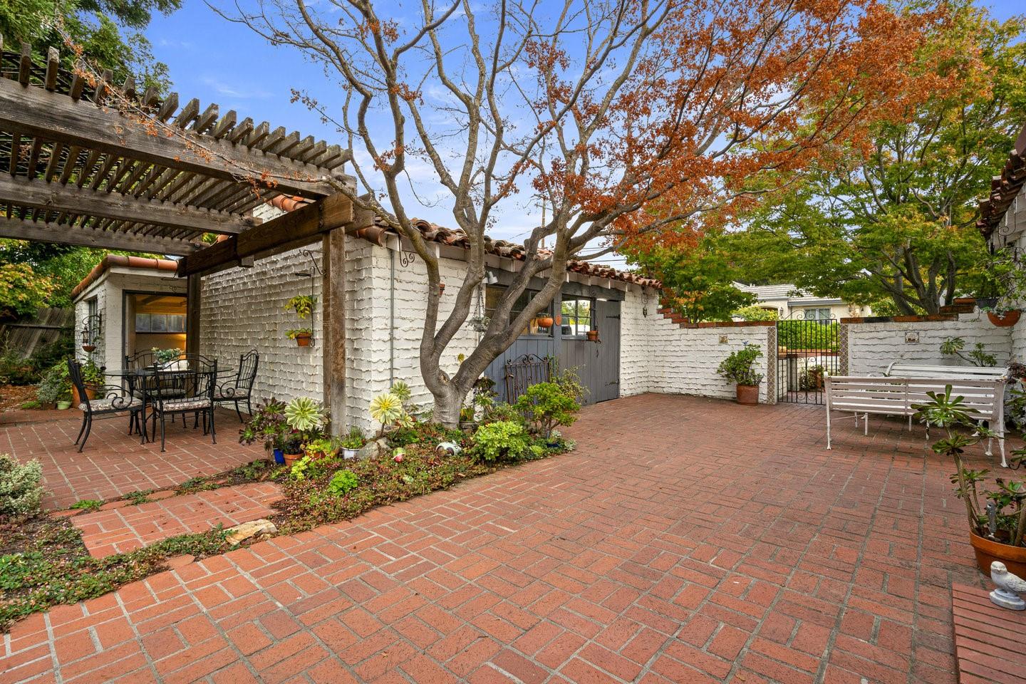 Detail Gallery Image 69 of 76 For 3691 Laguna Ave, Palo Alto,  CA 94306 - 3 Beds | 2 Baths